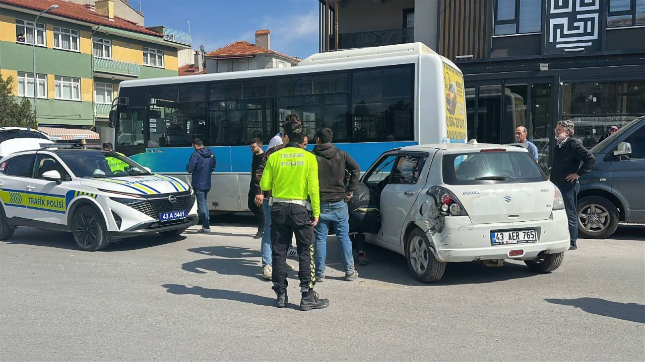 Ehliyetine el konulan sürücüden park halindeki otobüse çarpma
