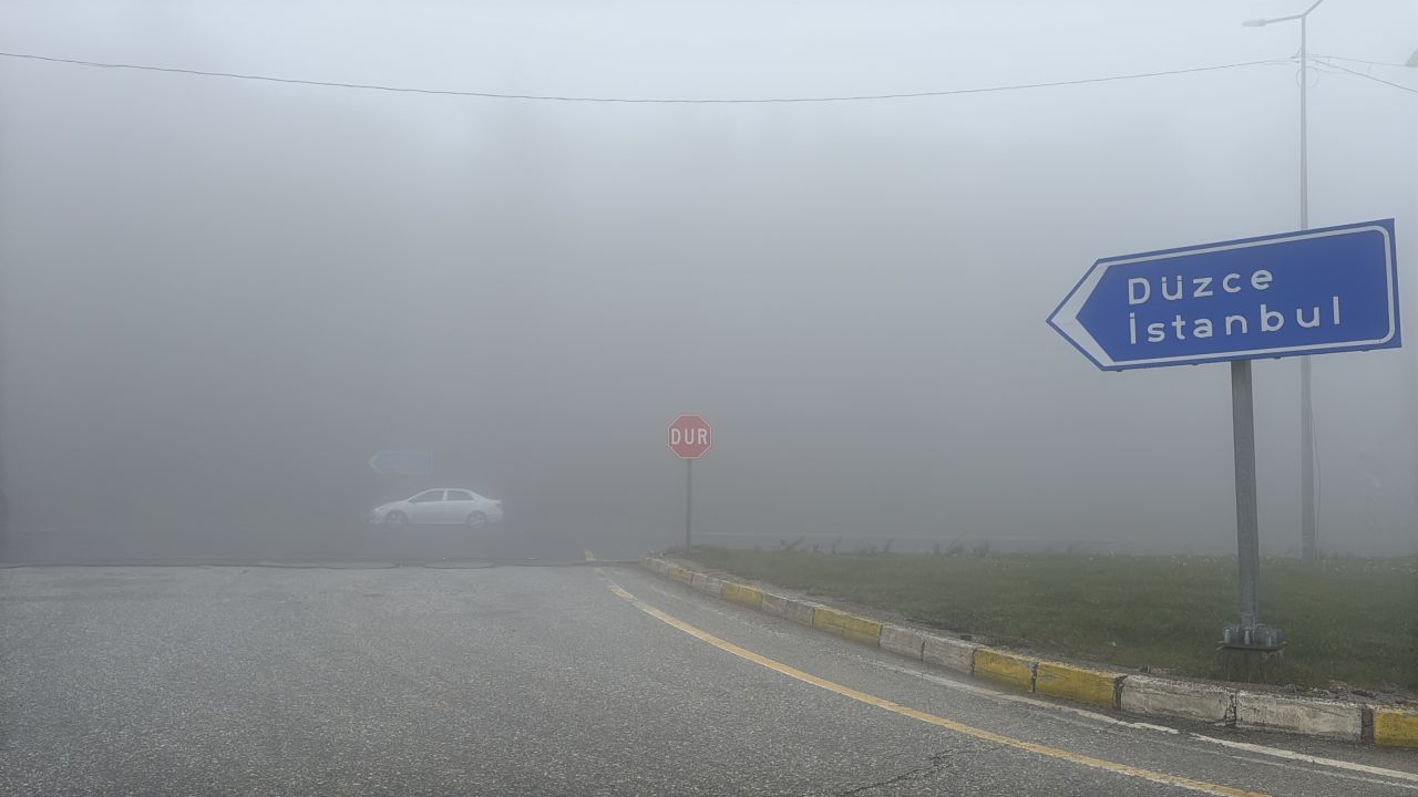Bolu dağı'nda yoğun sis: Görüş mesafesi 30 metreye kadar indi
