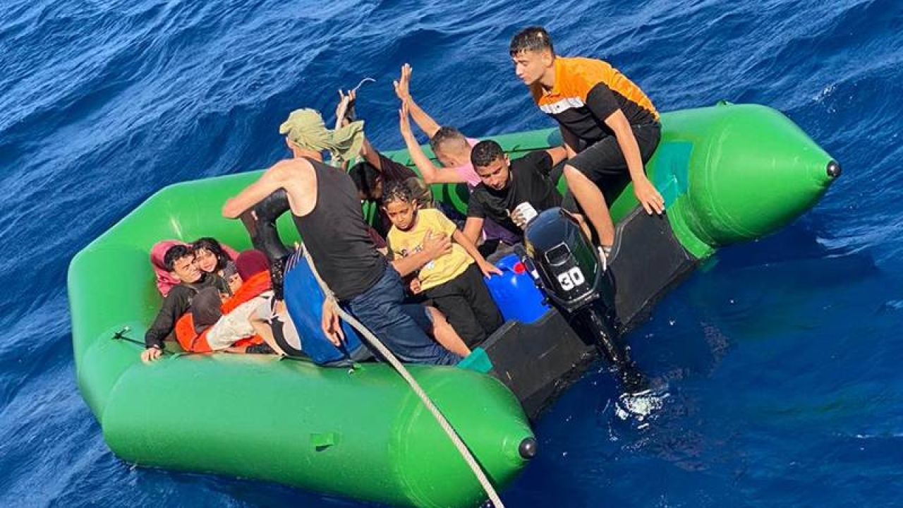 Marmaris açıklarında 12 düzensiz göçmen yakalandı
