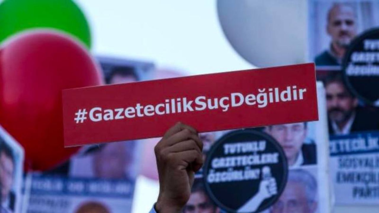 Çgd'den Kıskaç Altında Gazetecilik Paneli
