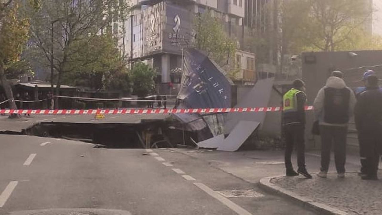 Sarıyer'de Yol Çöktü Cadde Trafiğe Kapatıldı
