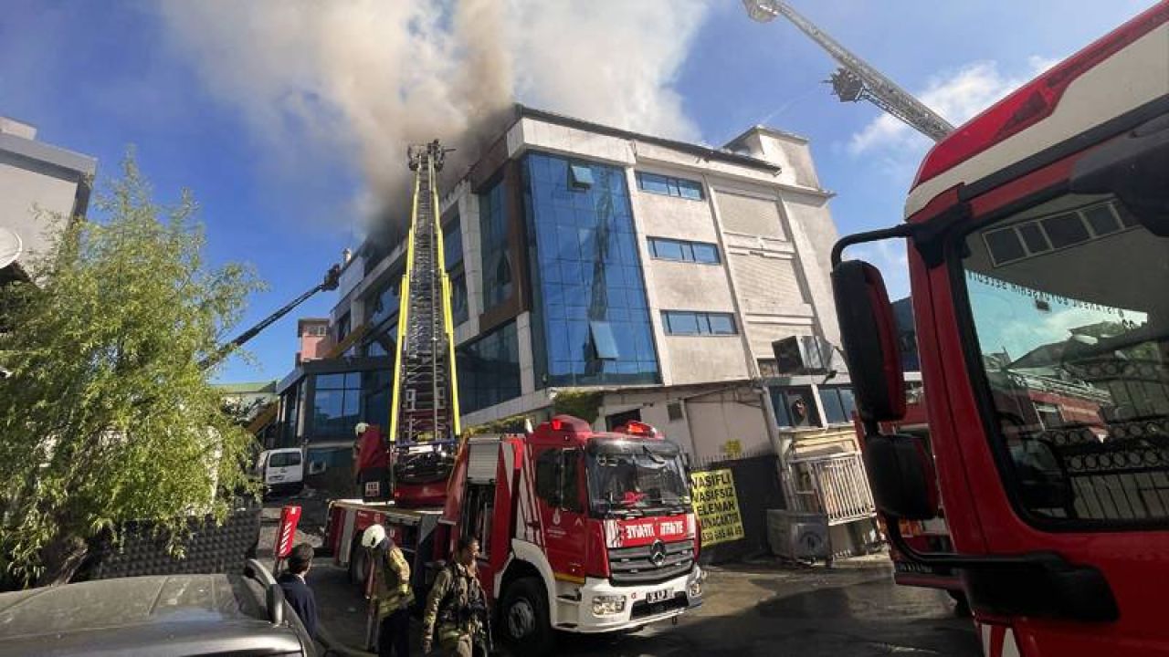 Esenyurt'ta Tekstil Atölyesinde Yangın İtfaiye Müdahale Ediyor
