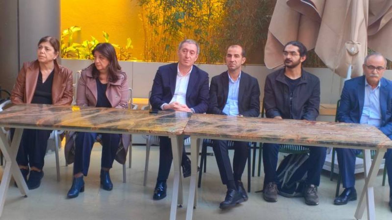 Dem Parti Heyeti Sırrı Süreyya Önder'in Ailesiyle Birlikte Taziyeleri Kabul Ediyor
