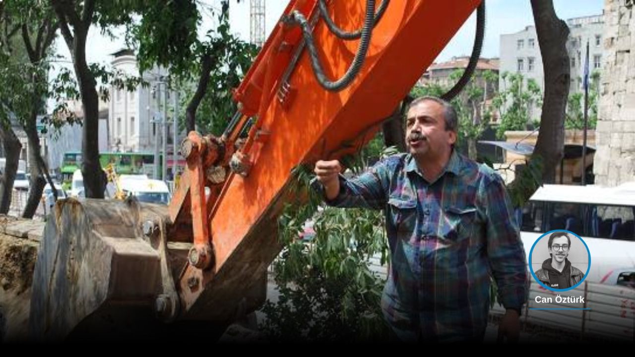 Vatandaşlar Sırrı Süreyya Önder'i Uğurladı: "Bıraktığı Miras Ne Kadar Güçlüyse Ondan Da Korkarak Gezi Parkı'nın Çevresini Kapatıyorlar!"
