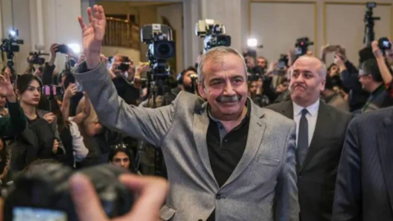 Sırrı Süreyya Önder'e Yönelik "Sarı Torba" Paylaşımı Nedeniyle Zafer Partisi Hakkında Soruşturma Başlatıldı
