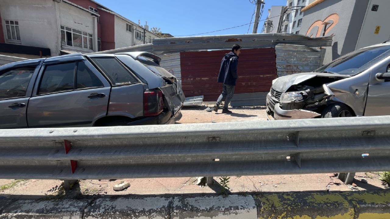 Otomobil Kırmızı Işıkta Bekleyen Araca Çarptı: 2'si Çocuk 5 Yaralı
