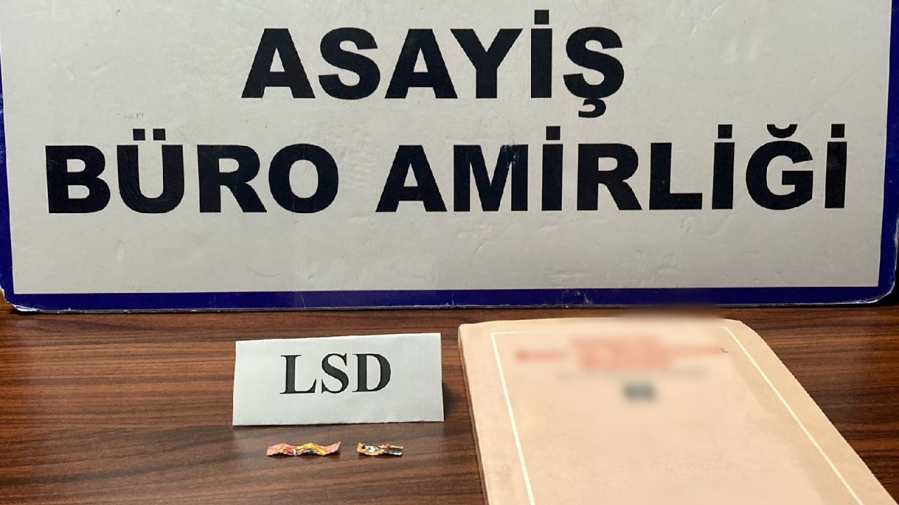 Kitap Sayfaları Arasında Uyuşturucu Satan Şüpheli Yakalandı