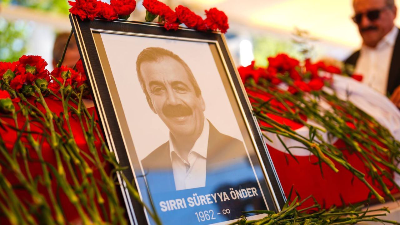 Birgün Yazarı Sırrı Süreyya Önder'i Anlattı: En İyi Mizahçılar Genellikle Yoksul Semtlerden ve Ezilmiş Sınıflardan Çıkar
