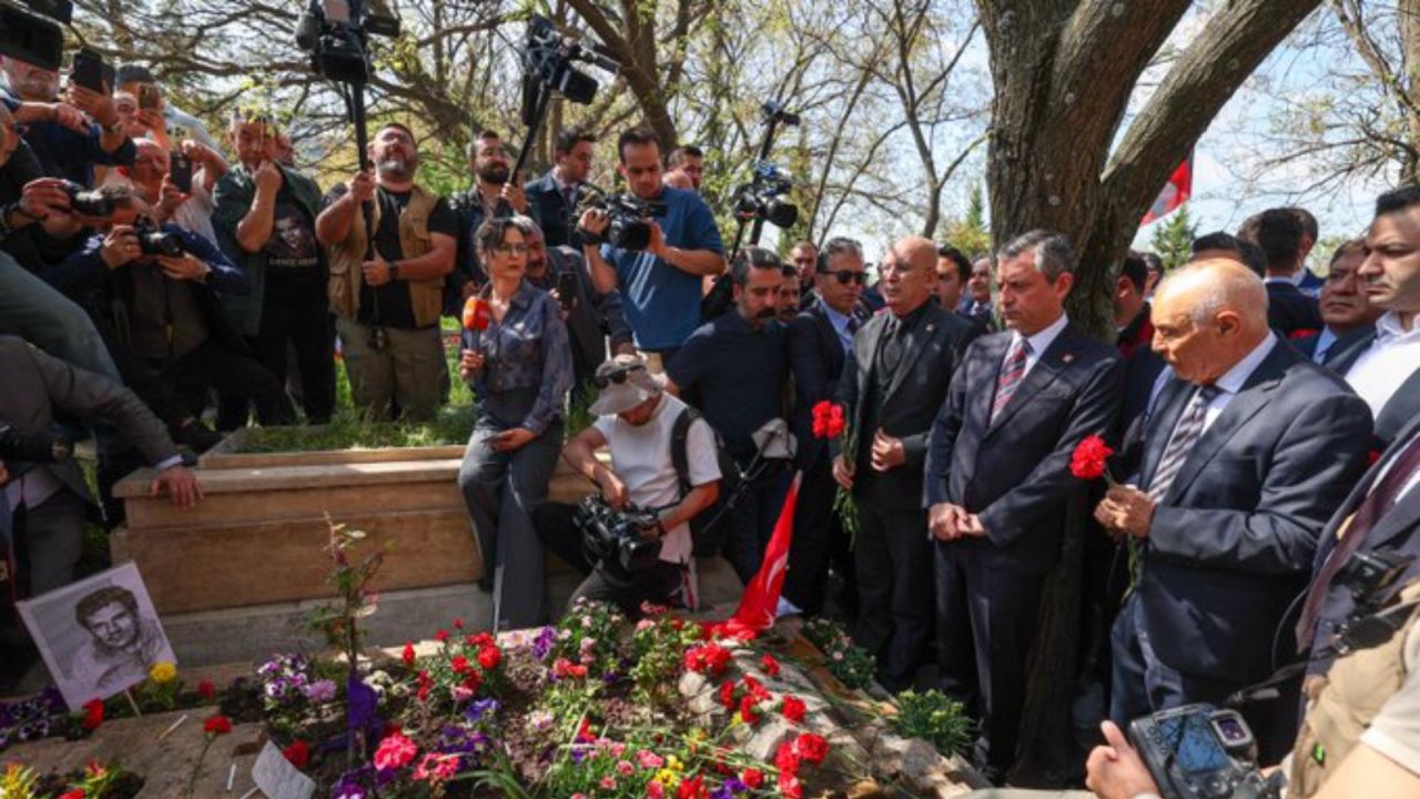 Özgür Özel'den Üç Fidan'ın Mezarına Ziyaret: Tam Bağımsızlık Hayallerine Ortağız
