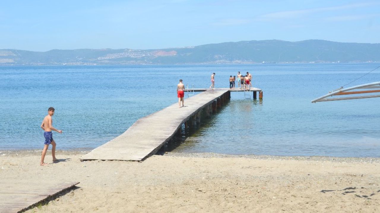 Kocaeli'de Çocuklar Ve Gençler Sıcak Havayı Fırsat Bilip Denize Girdi
