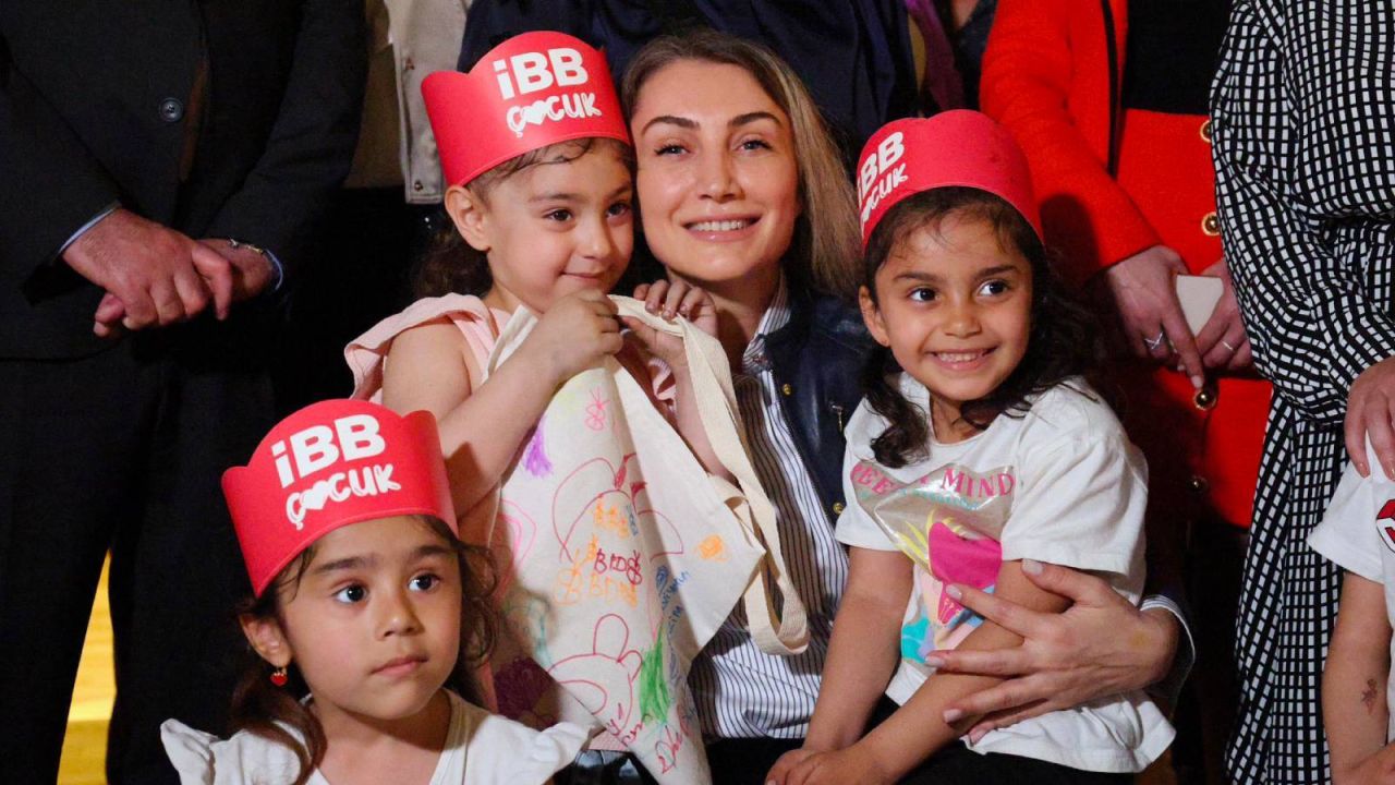 Ekrem İmamoğlu'ndan "Üzülme" Sergisi Paylaşımı: Çocukların Sevgisi En Güçlü Kaynak
