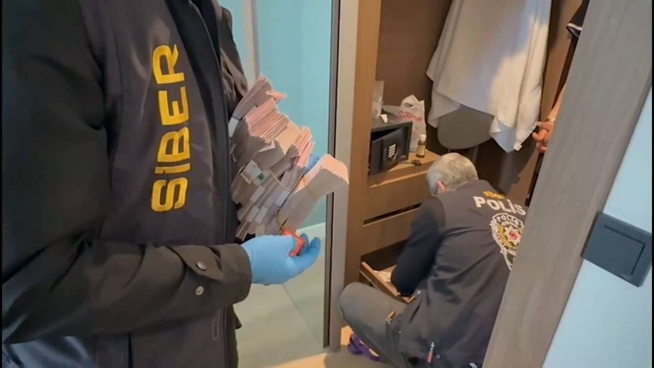 Bakan Yerlikaya'dan Siber Suç Operasyonu: 39 İlde Eş Zamanlı Baskın, Yüzlerce Gözaltı
