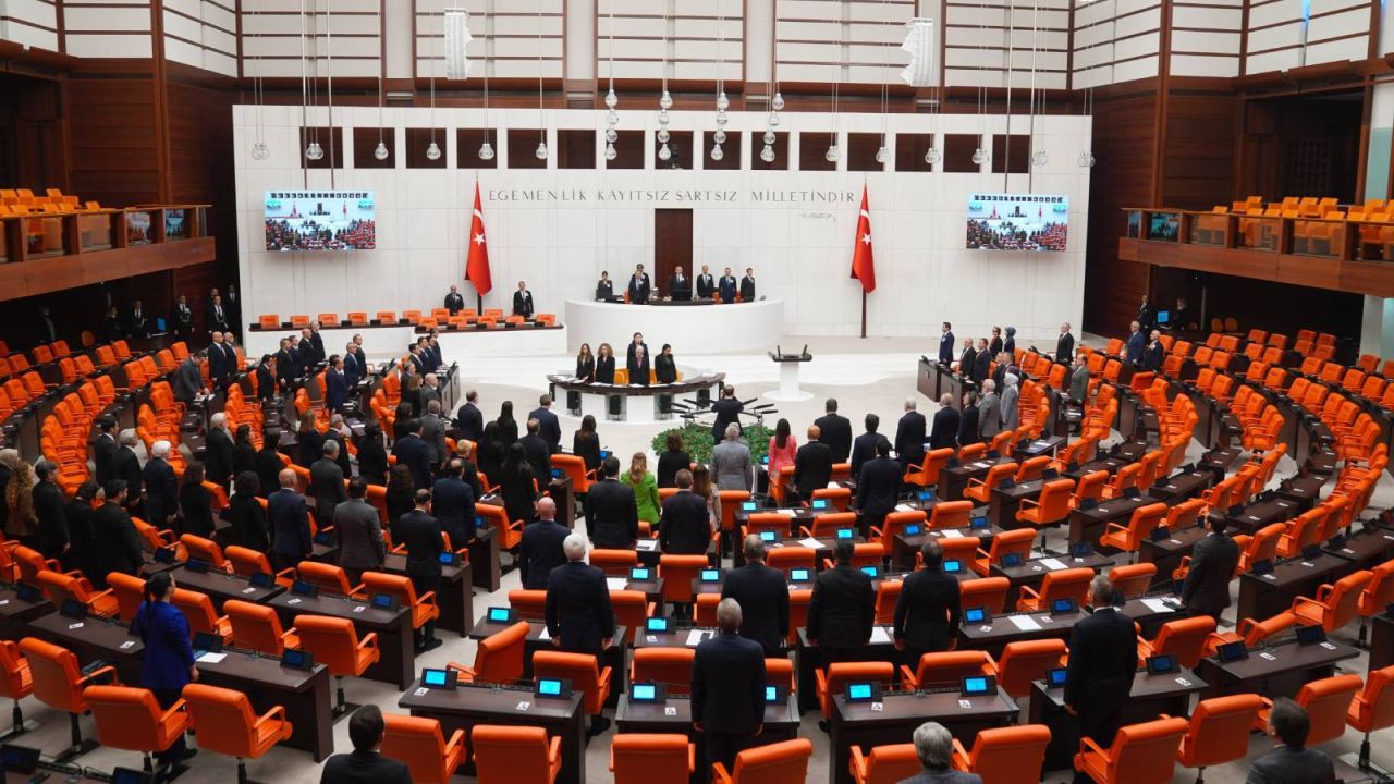 Mhp Ve Akp Milletvekilleri, Özel'e Yumruklu Saldırı Olayının Araştırılmasını Reddetti
