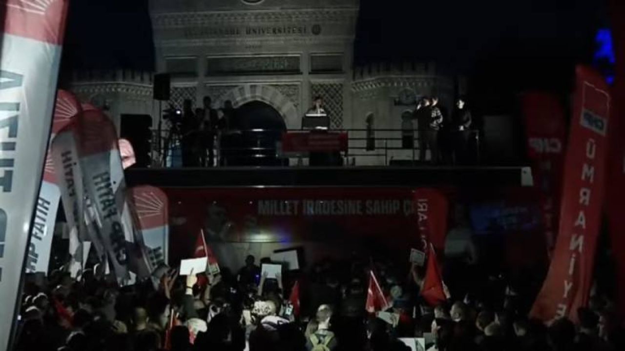 Özel'den Beyazıt Meydanı'nda Konuşma: Chp Miting Alanı Karanlığa Gömüldü
