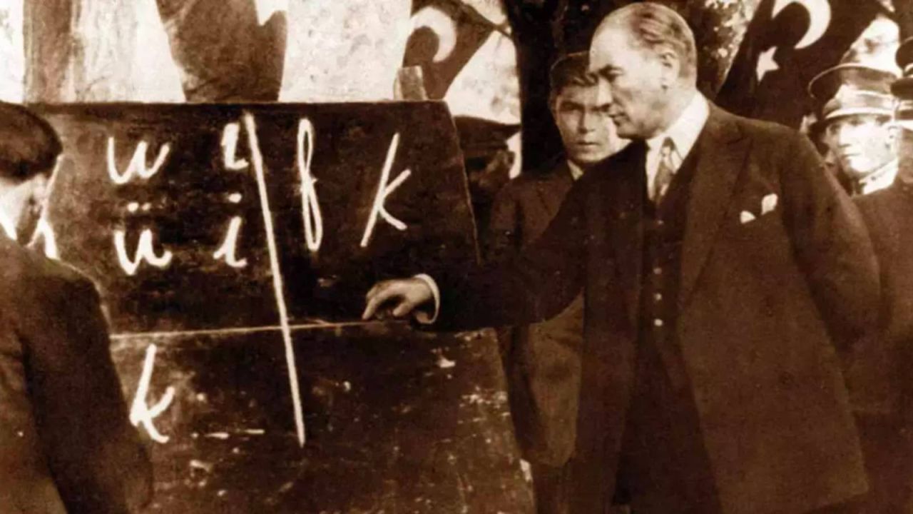"İktidar Yanlısıyım" Diyen Akit Yazarı, Eğitimde Atatürk'ten "Rahatsız" Olduğunu Söyledi
