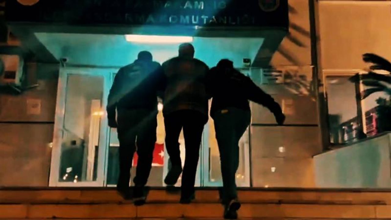 Kırmızı Ve Yeşil Bültenle Aranan 2 Şüpheli Türkiye'de Yakalandı
