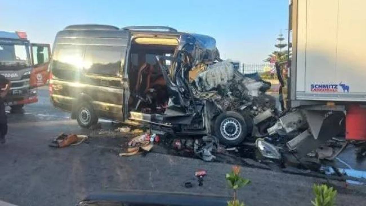 Alanya'da Minibüs İle Otomobil Çarpıştı: 2 Ölü, 7 Yaralı
