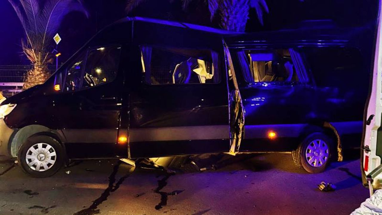 Antalya'da Tur Minibüsüyle Otomobil Çarpıştı: 2 Ölü, 7 Yaralı
