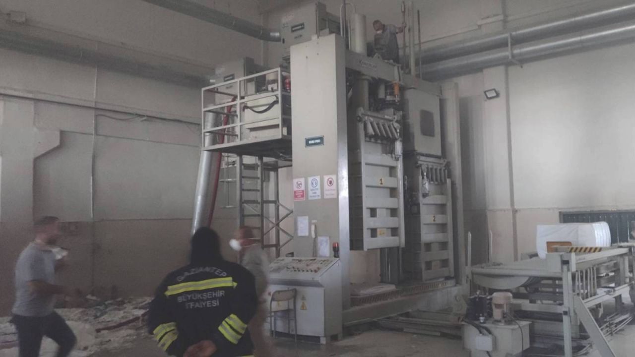 Pamuk Fabrikasında Yangın: 2 İşçi Dumandan Etkilendi
