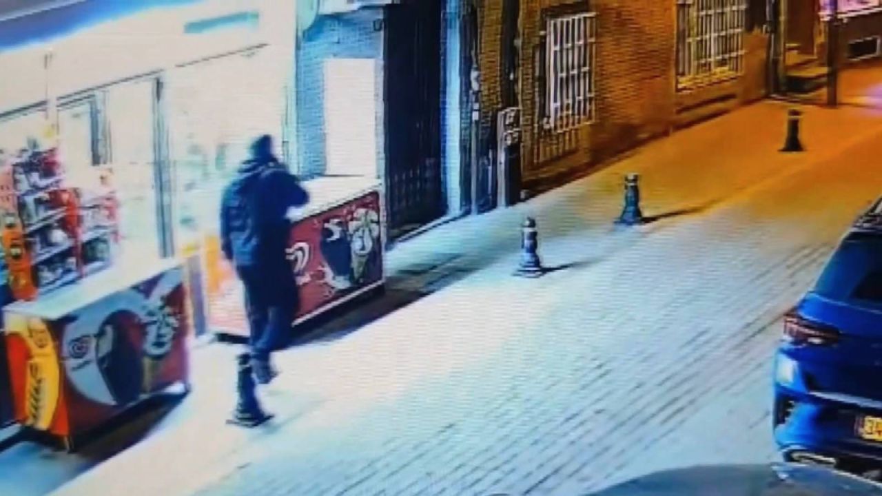 Bayrampaşa'da Yaşlı Kadın, Oğlu Olduğunu Söyleyen Dolandırıcıya Kandı
