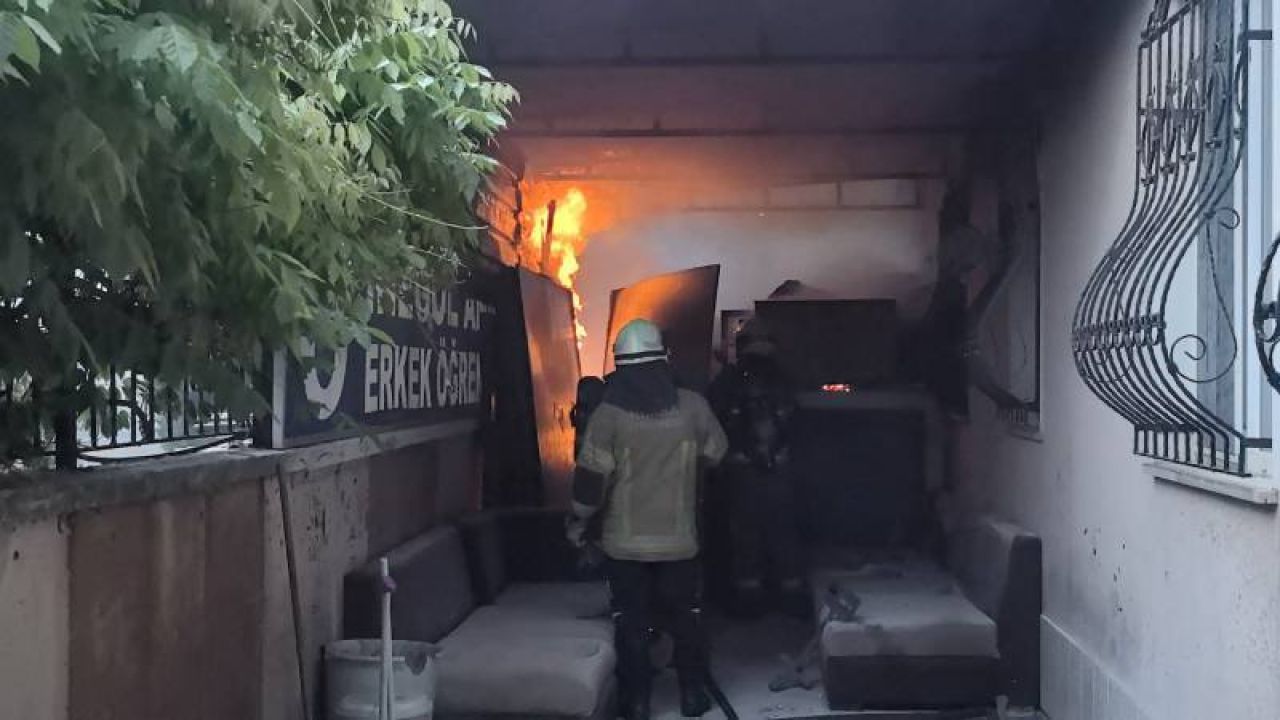 Bursa'da Erkek Öğrenci Yurdunda Yangın: 3 Kişi Dumandan Etkilendi
