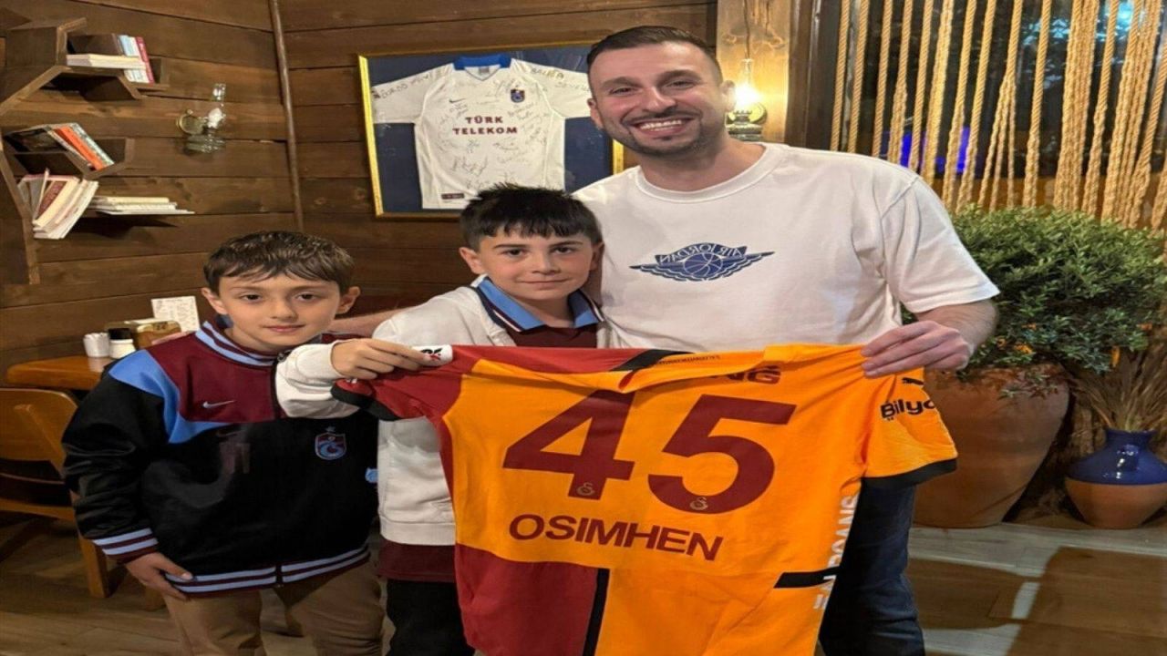 Osimhen'in Forması Trabzonsporlu Çocuktan Almanya'daki Koleksiyonere Ulaştı
