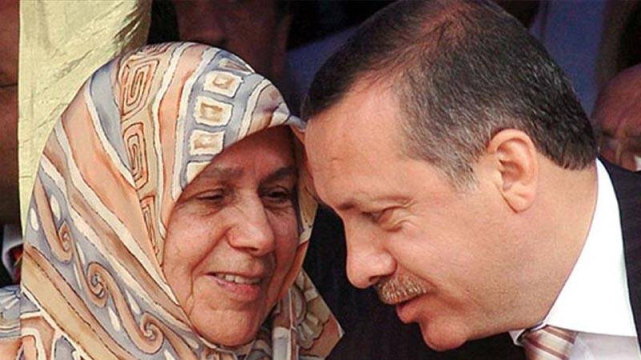 Erdoğan'dan Annesiyle Fotoğraflı Paylaşım: "Barışın Hüküm Sürdüğü Günleri Görmeyi Nasip Eylesin"
