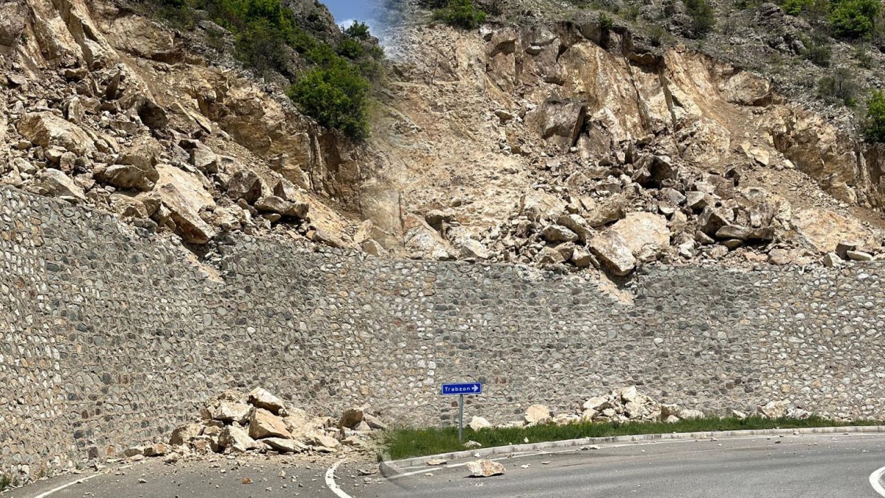Gümüşhane'de Heyelan: Mahalle Yolu Kapandı
