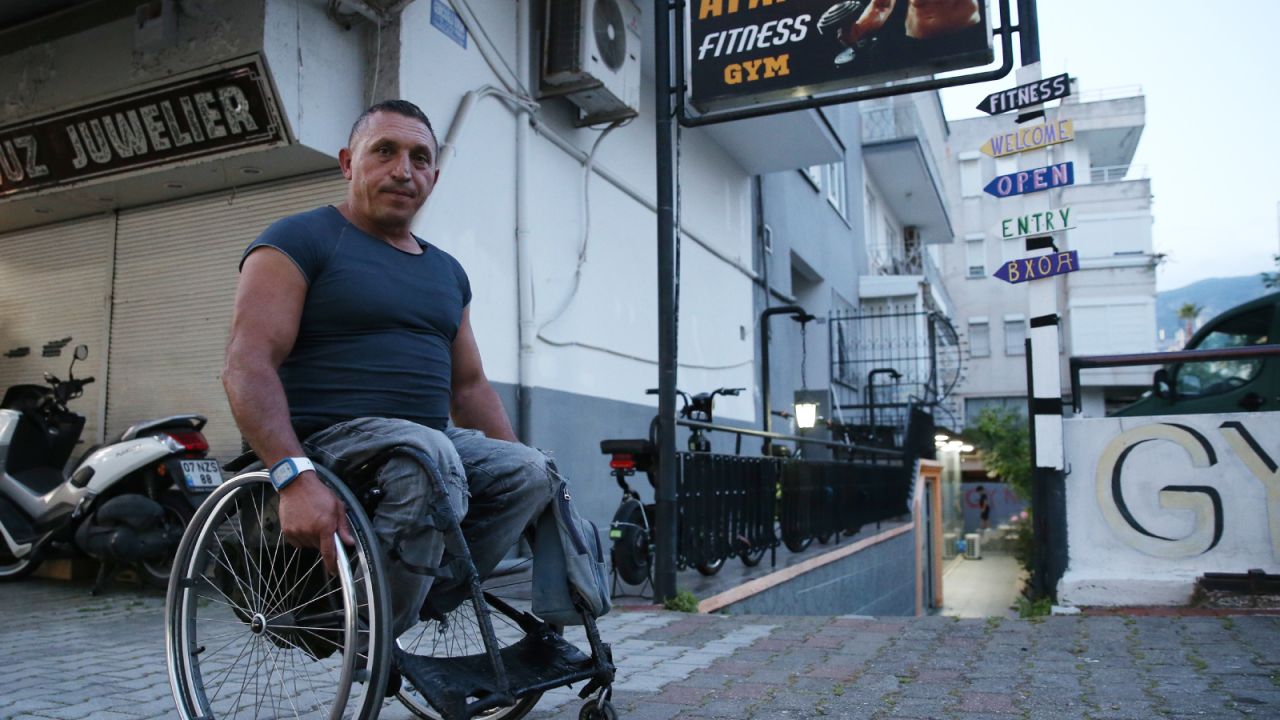 Hedef Dünya Şampiyonluğu: Bedensel Engelli Milli Bilek Güreşçi Ferhat Kurtoğlu'nun Azmi
