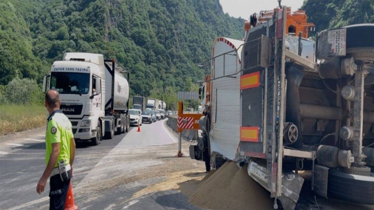Yem Yüklü Tır Devrildi, Sakarya'da Kara Yolu Ulaşıma Kapandı
