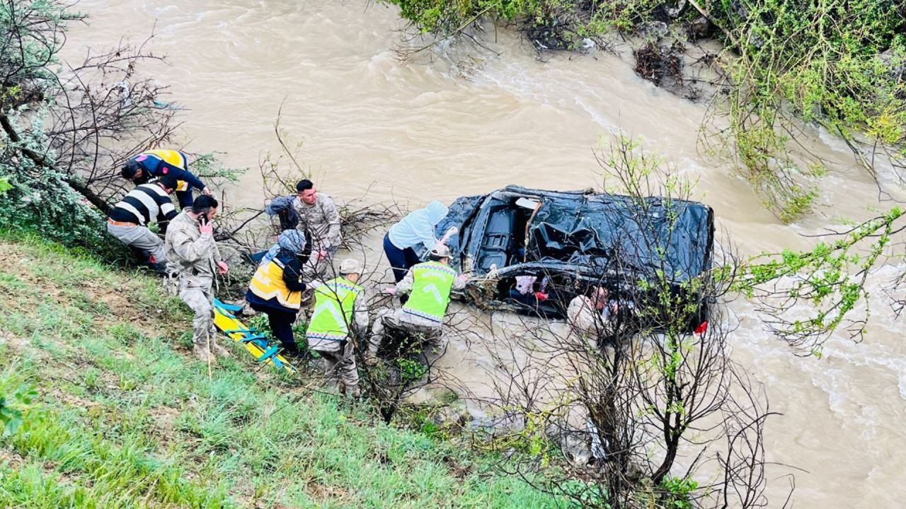 Dere Yatağına Devrilen Hafif Ticari Araçta 1 Çocuk Öldü, 4 Kişi Yaralandı

