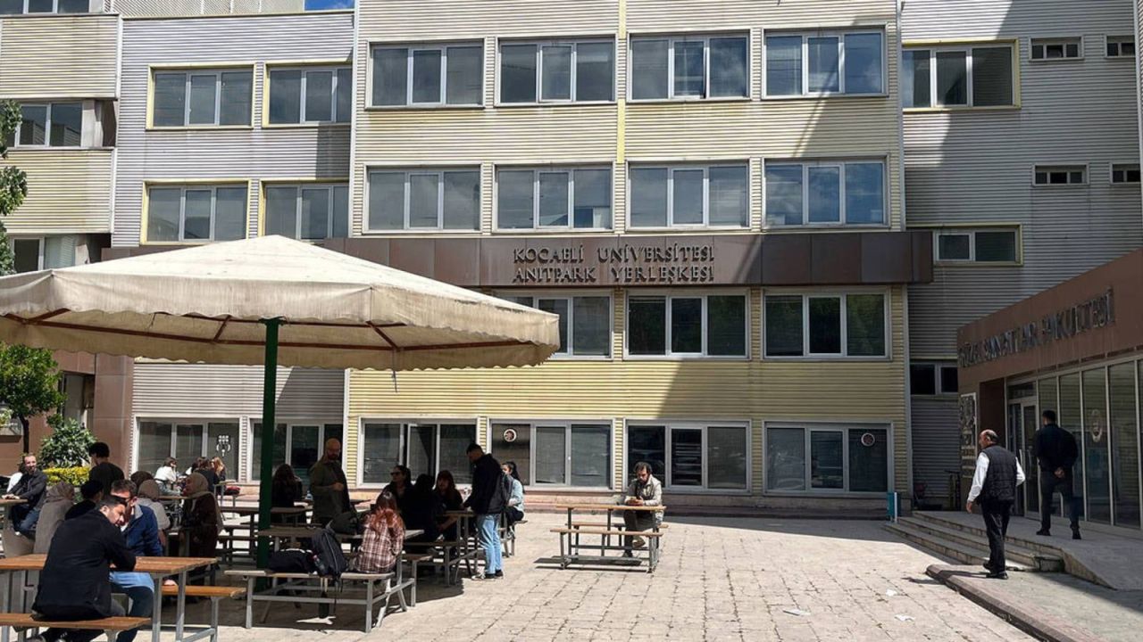 Kocaeli Üniversitesi'nde Bina Çatlaklar Nedeniyle Boşaltıldı
