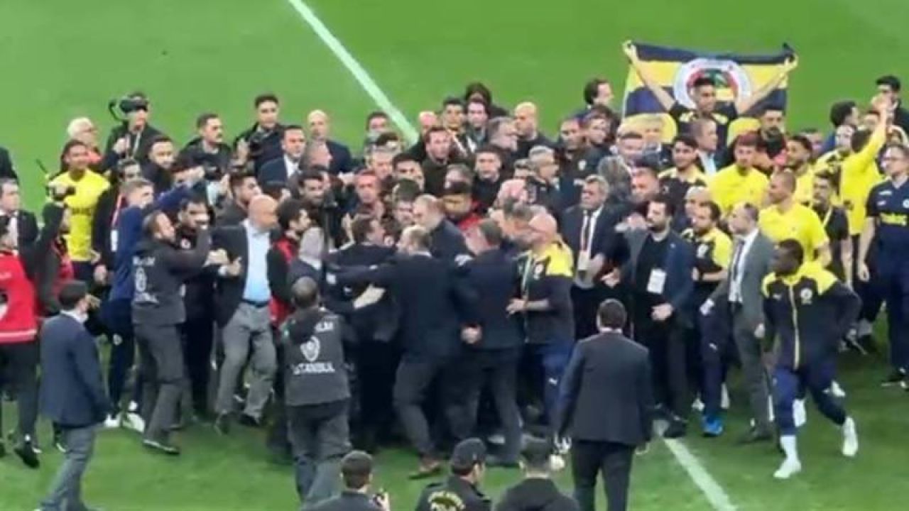 Fenerbahçeli İki Futbolcu Hakkında Zorla Getirme Kararı
