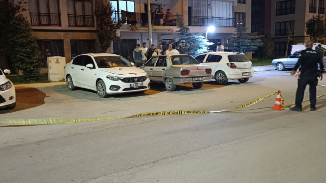 Silahlı Gruplar Arasında Kavga: Muhtarın Otomobili Kurşunlandı, 2 Yaralı
