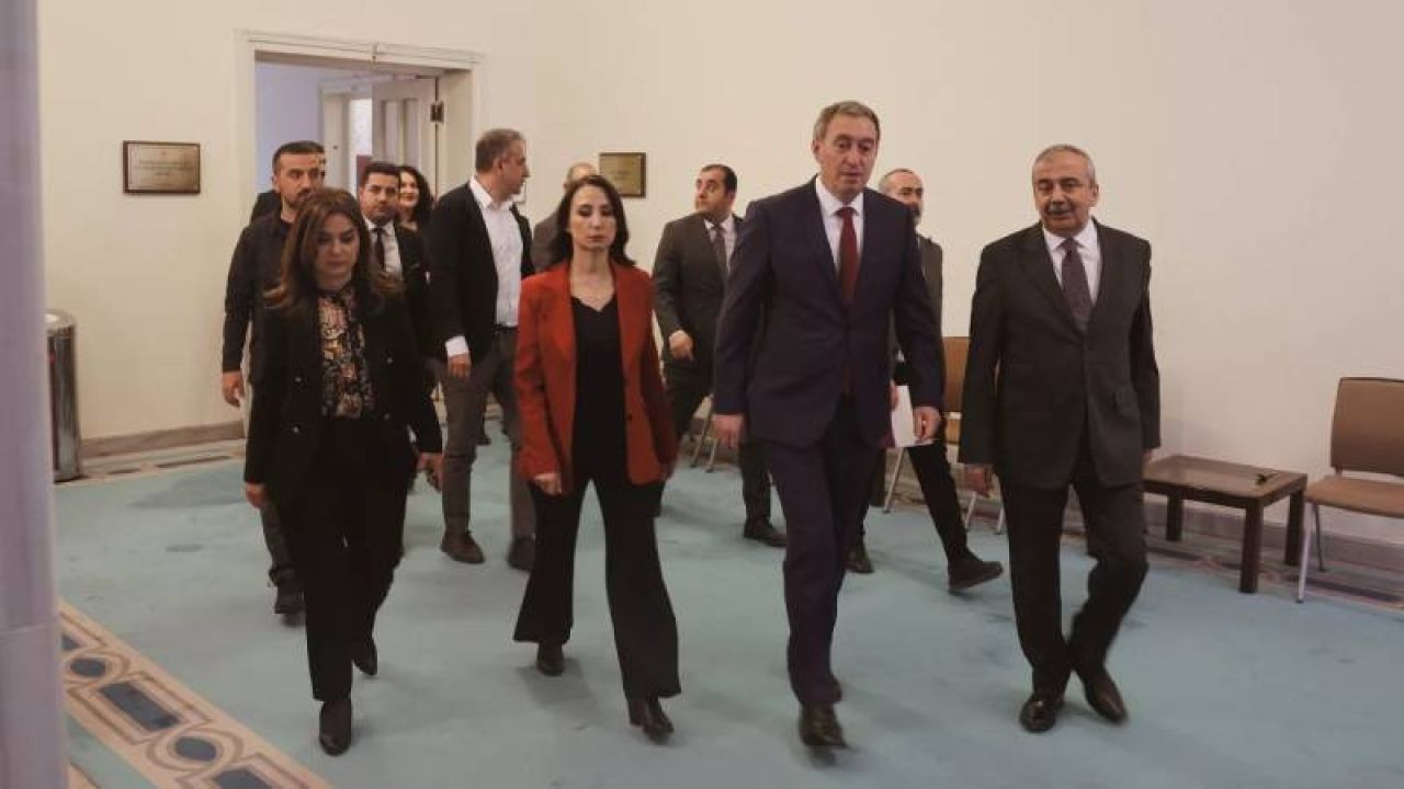 Pkk'nın Fesih Kararı Sonrası Dem Parti Siyasi Parti Turuna Çıkıyor
