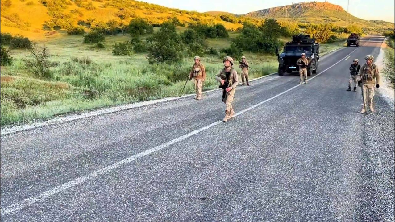 Diyarbakır'da Uyuşturucu Operasyonu: Milyonlarca Kök Kenevir Ele Geçirildi, 8 Gözaltı
