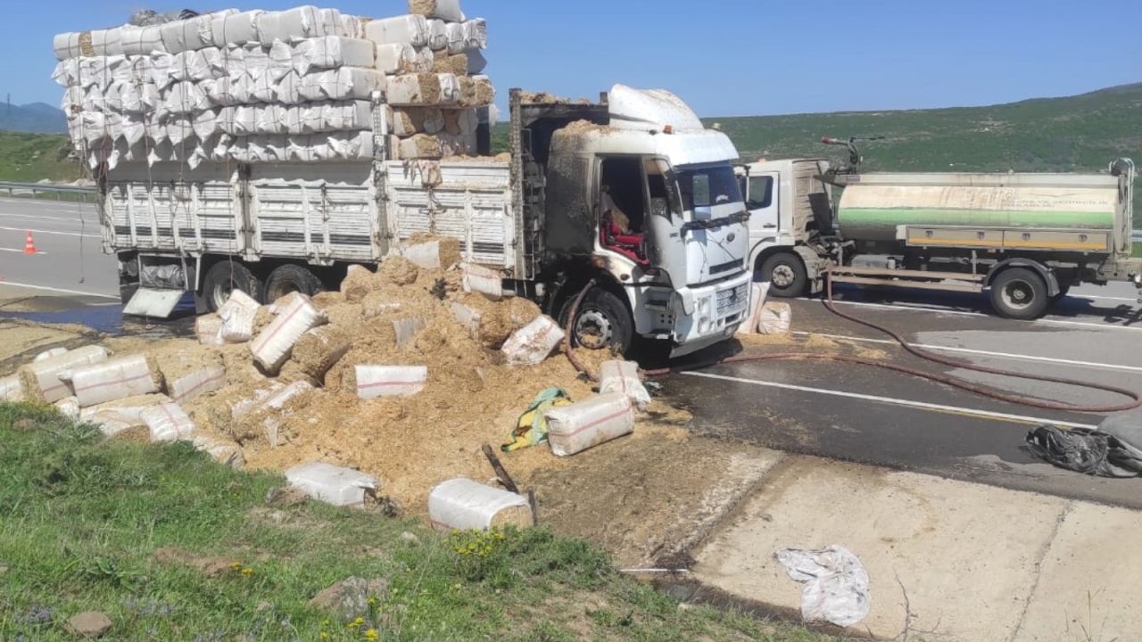Bingöl'de Saman Yüklü Kamyon Yangını Söndürüldü
