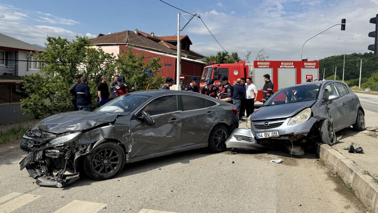 Sakarya'da İki Otomobil Çarpıştı: 4 Yaralı