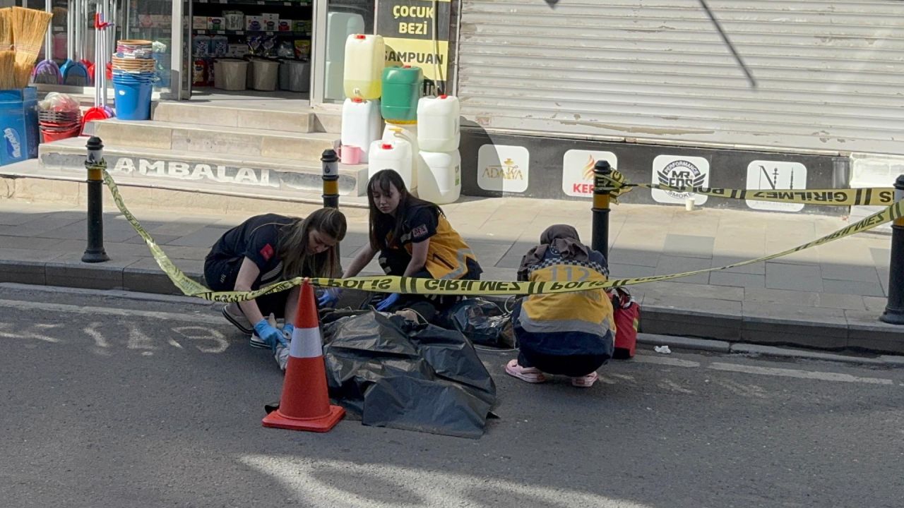 Küçükçekmece'de Yaya, Servis Minibüsünün Altında Kaldı