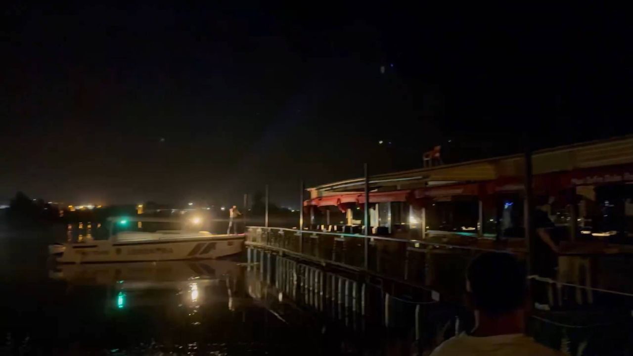 Fırat Nehri'nde Halat Koptu: Sürüklenen Restoran Botla Kurtarıldı
