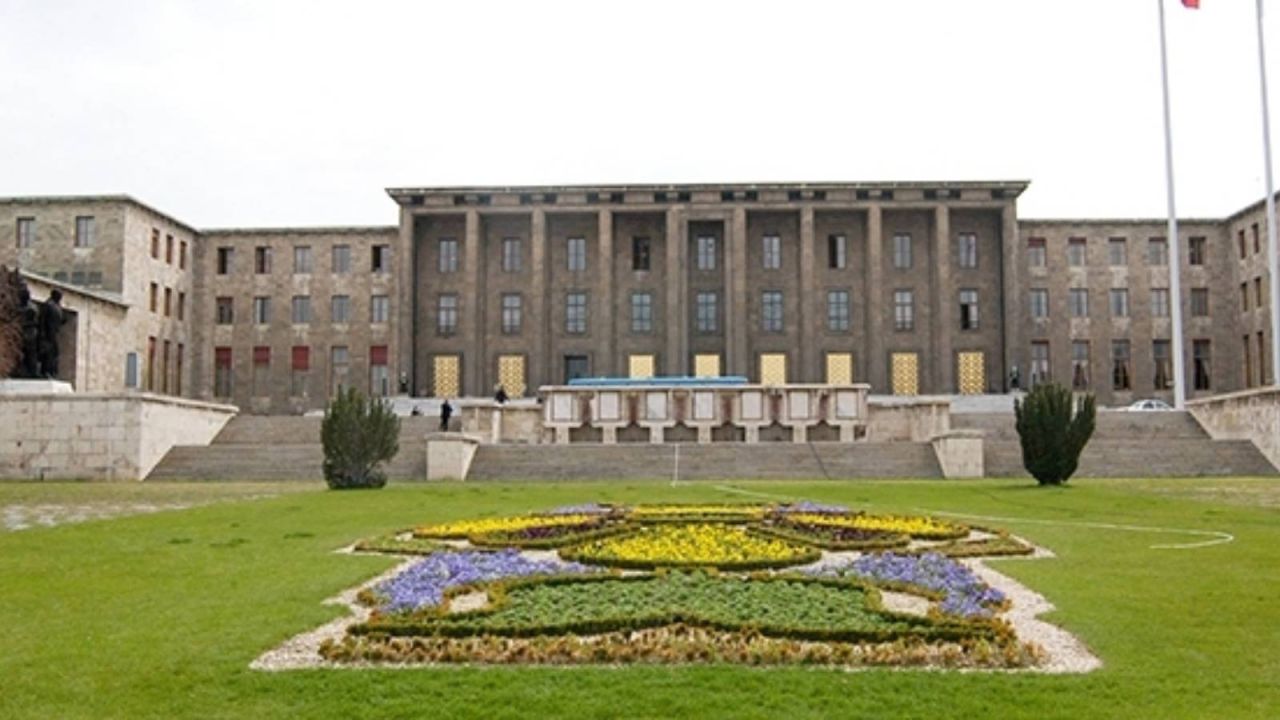 Meclis Kapısında Silah Paniği: Kuru Sıkı Ateş Açıldı
