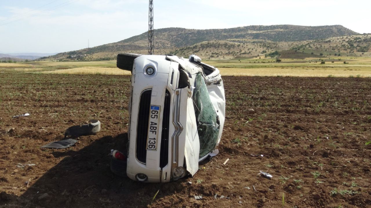 Hafif Ticari Araç Şarampole Yuvarlandı: 1 Ölü, 2 Yaralı
