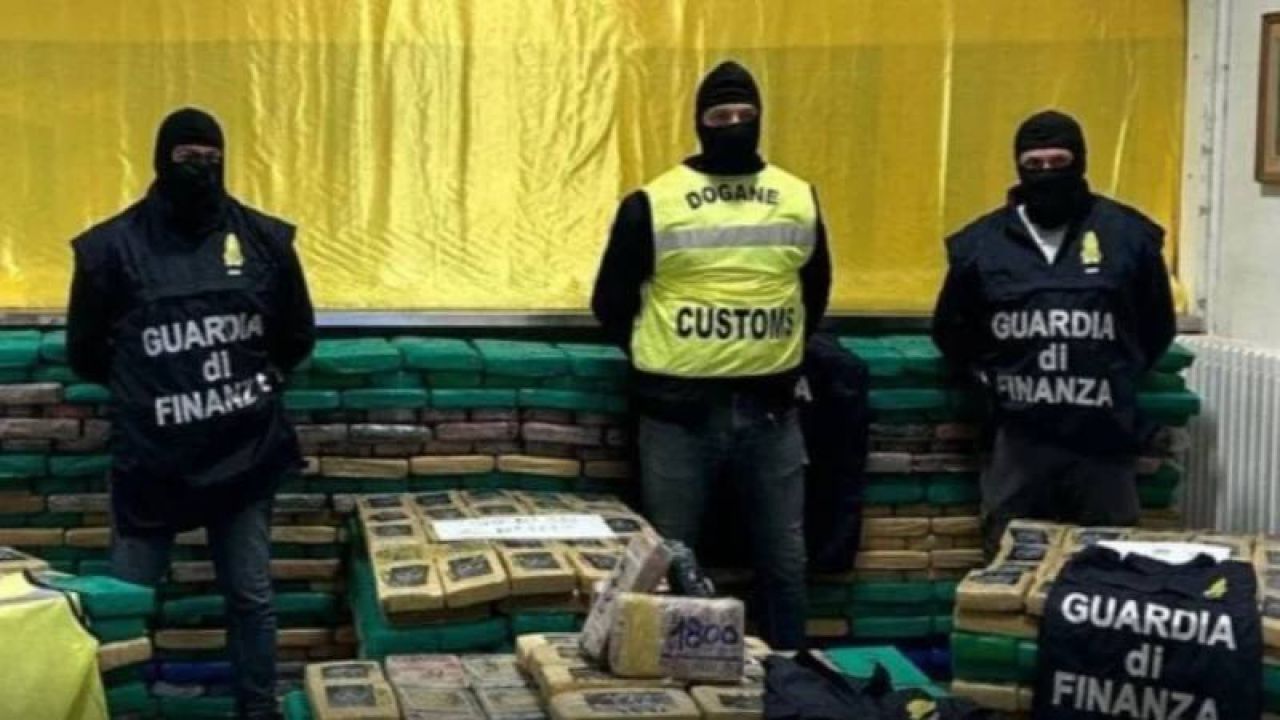 İtalya'da Türk Gemisine Baskın: 2 Ton Uyuşturucu Ele Geçirildi
