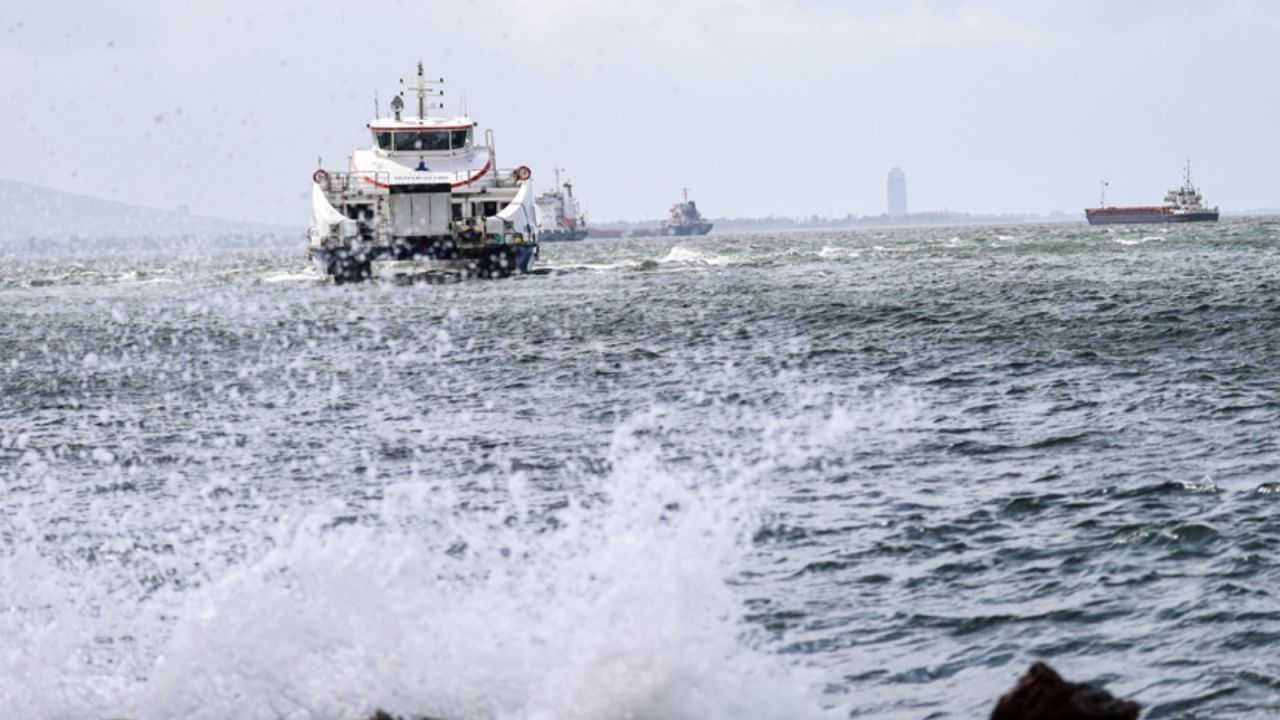 İzmir'de Vapur Seferleri İptal Edildi
