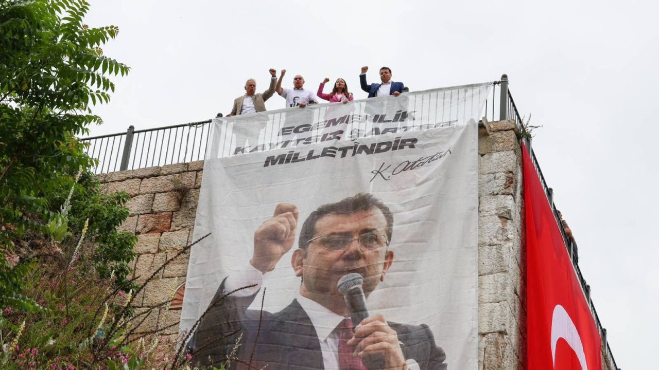 İmamoğlu Posteri Bursa'da: "Cürmünüz Kadar Yer Yakarsınız!"