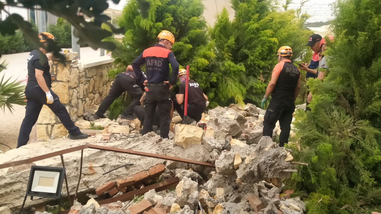 Düğün Salonunda Beton Kemer Faciası: Doktor Öldü, Eşi Yaralı
