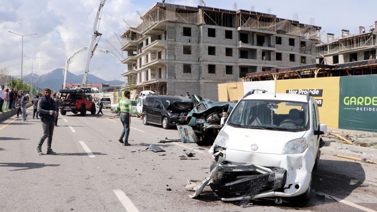 Beton Mikseri Terör Estirdi: Otomobiller Hurdaya Döndü, Sürücüler Yaralı
