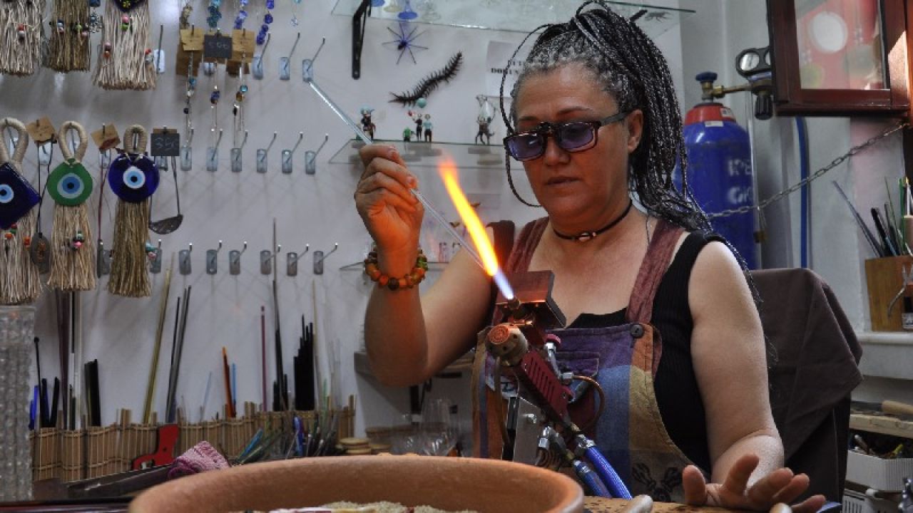 Doktor Tavsiyesiyle Başladığı Cam Sanatını 5 Bin Çocukla Buluşturdu
