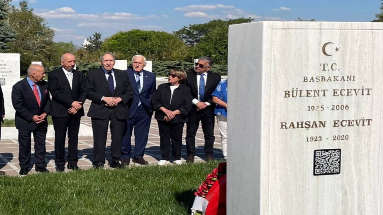Bülent Ecevit Doğumunun 100. Yılında Mezarı Başında Anıldı
