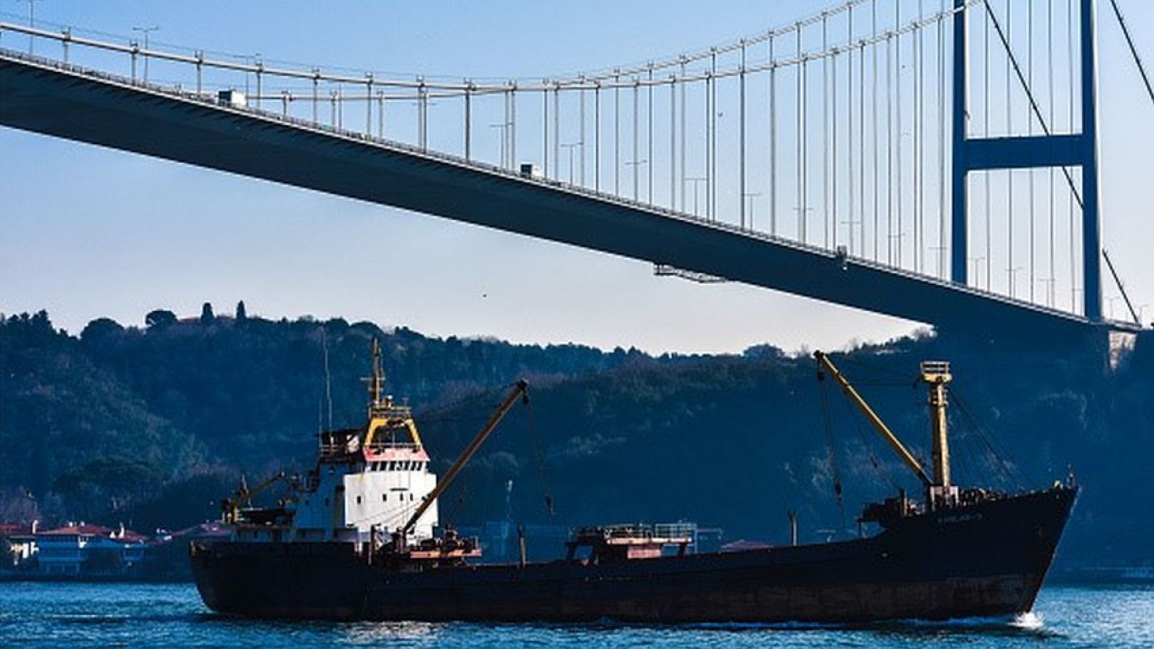 İstanbul Boğazı Gemi Trafiğine Kapatıldı
